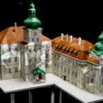 Makieta pałacu z dwoma wierzami i czerwonym spadzistym dachem