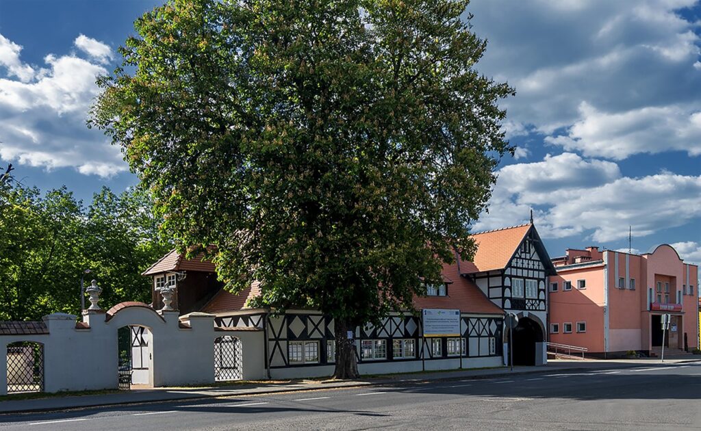 Sztachulcowy czarno-biały budynek z czerwonym spadzistym dachem