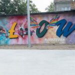 Kolorowy mural z napisem Iłowa na ścianie budynku